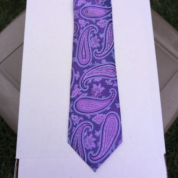 Stafford Tailored Culture Necktie Neck Tie 100% Silk Purple Paisley Design - Picture 1 of 2